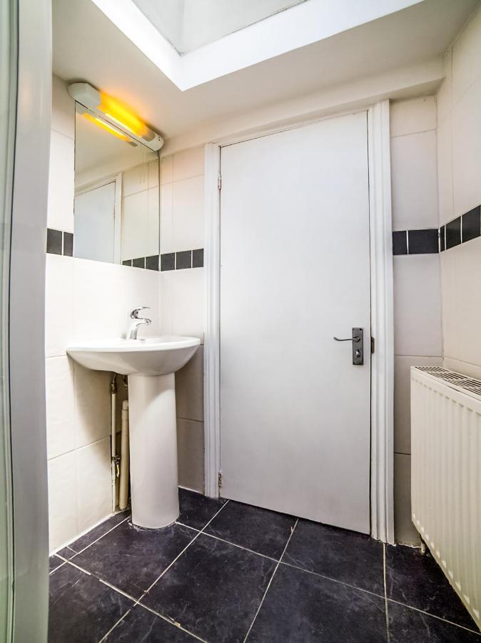 Oyo Tamtam Acton Hotel London Exterior photo