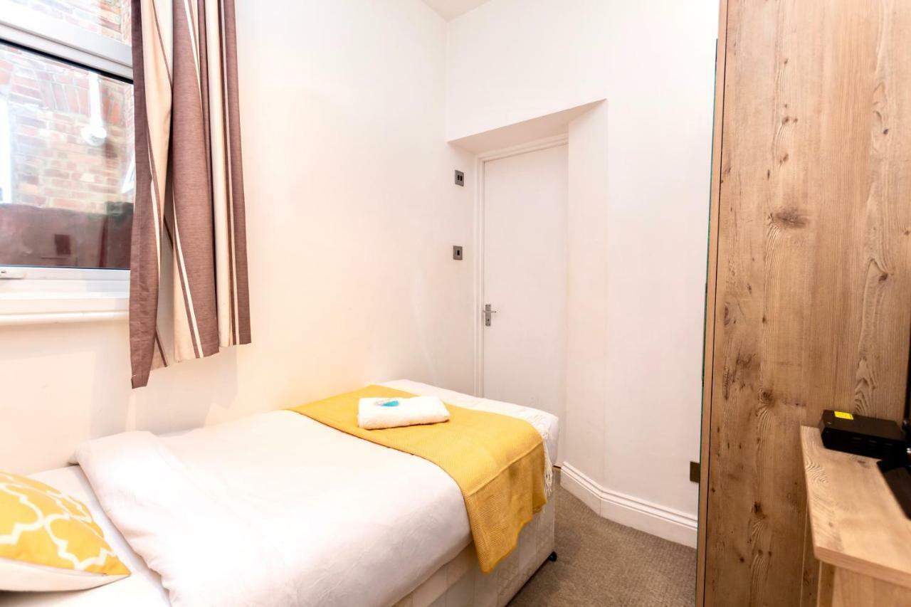Oyo Tamtam Acton Hotel London Exterior photo