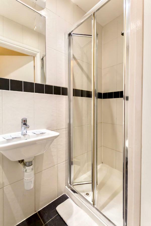 Oyo Tamtam Acton Hotel London Exterior photo