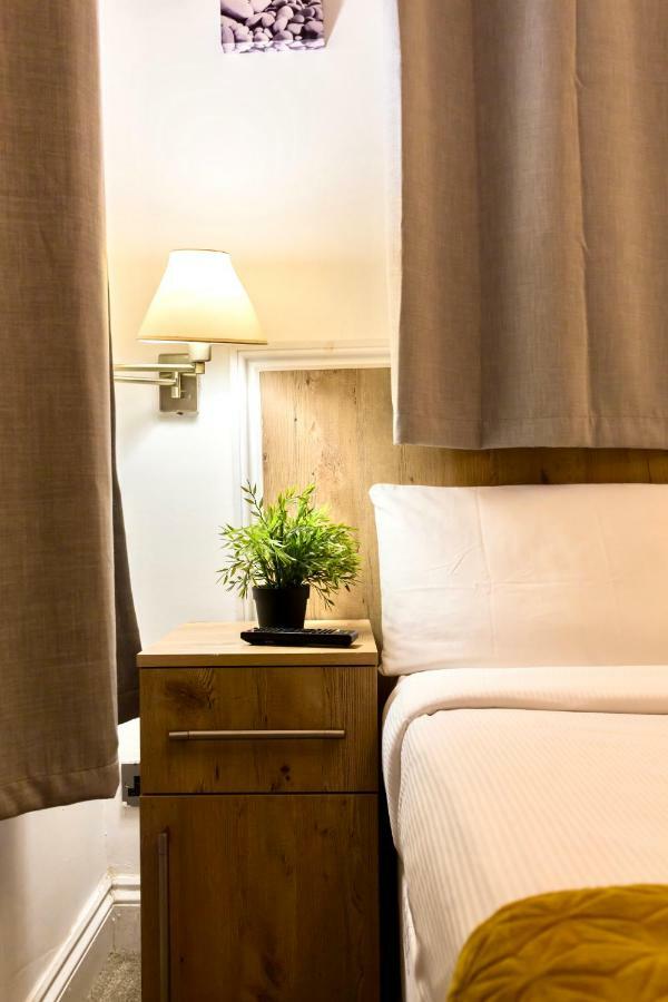 Oyo Tamtam Acton Hotel London Exterior photo
